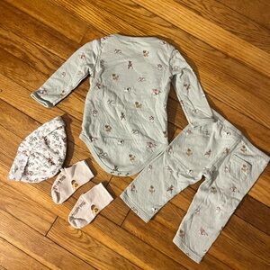 Janie and Jack Disney Friends Matching Baby Set with Hat and Socks 6-12 months